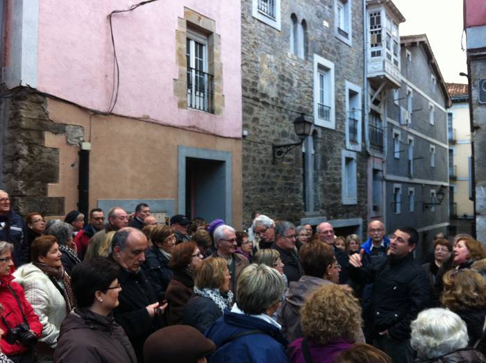 Bartzelonako erretiratuek Bergara monumentala ezagutu zuten atzo