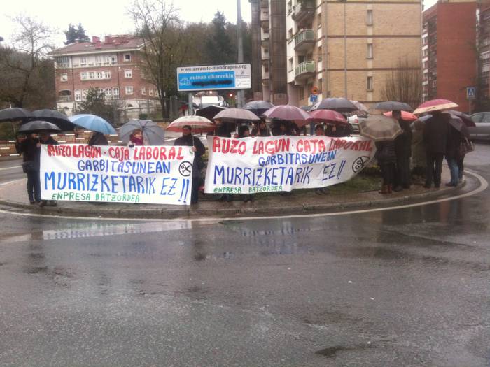 Ausolaneko langileak protestan