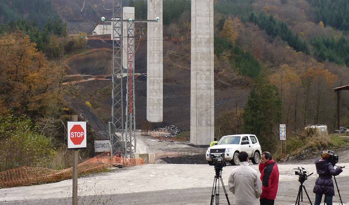 Langile bat hil da eta bi zauritu, AHTko lanetan izandako istripuan