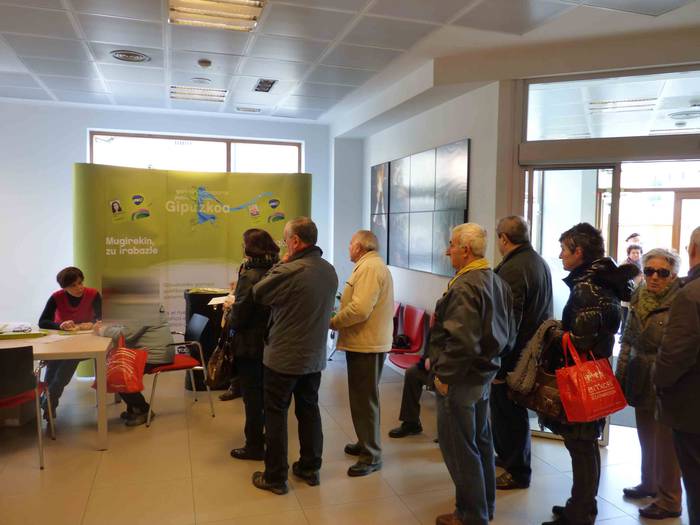 Herritar asko hurbildu da BAZera Mugi txartelaren gaineko informazioa jasotzera