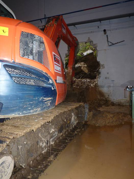 Horma zulatu eta lantegira sartu ziren lurra eta ura