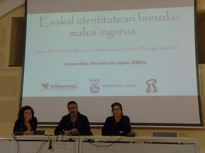 Euskal identitateari buruzko mahai-ingurua bihar Arrasaten