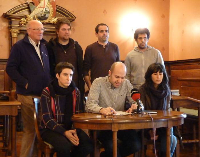 "Biktima papera" egitea leporatu dio Oñatiko Bildu Udal Taldeak atez atekoaren kontrako plataformari