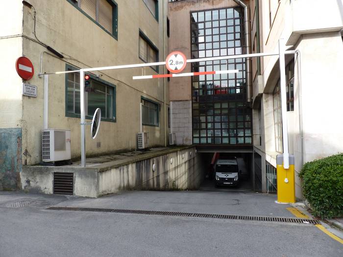 Harrera ona izan du ospitaleko lurpeko aparkalekuak