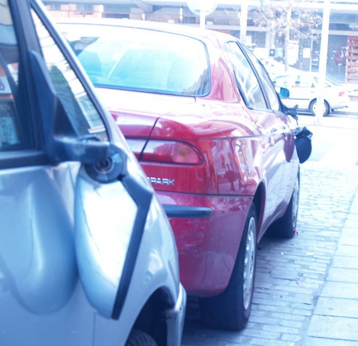 Hainbat auto atzerako ispilua apurtuta Okendo kalean