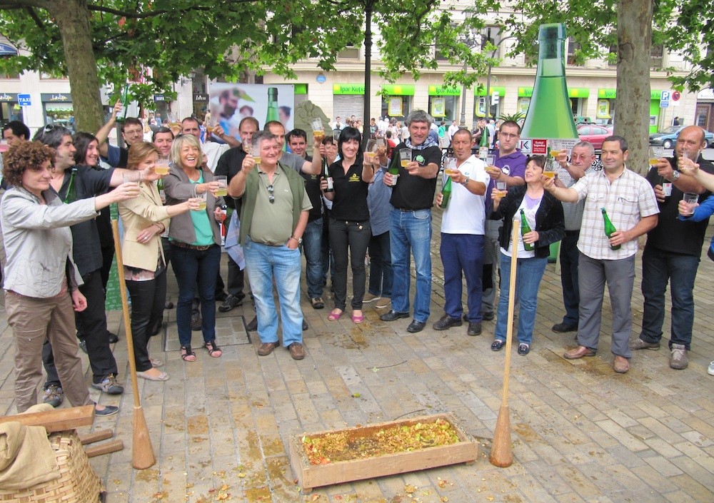 Iturrieta Eusko Labela duen sagardoaren 2011ko uztaren aurkezpenean