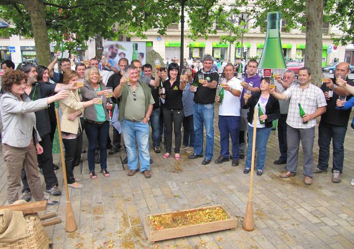 Iturrieta Eusko Labela duen sagardoaren 2011ko uztaren aurkezpenean