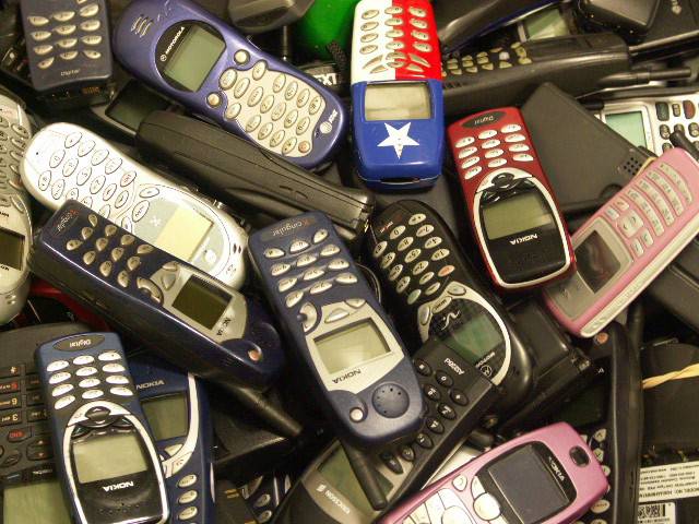 Poltsikoko telefono zaharrak emateko dei egiten dute