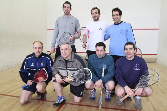 Bailarako hamahiru lagun squash topaketan