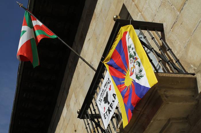 Tibeteko bandera, Aretxabaletako eta Antzuolako udaletxeetako balkoian