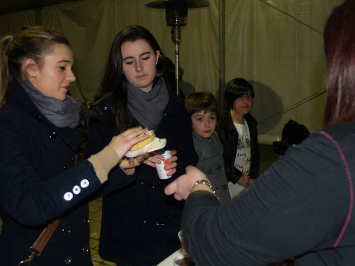 Herritar ugarik dastatu dituzte San Blas opila eta txokolate beroa